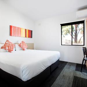 Compact King Room with Shared Bathroom 