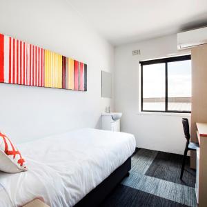 Compact Single Room with Shared Bathroom 