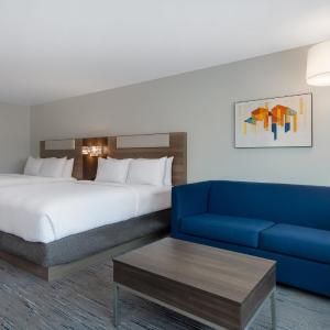 Queen Suite with Two Queen Beds, Single Sofa Bed and Lake View