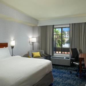 King Room with Roll-In Shower - Mobility Accessible