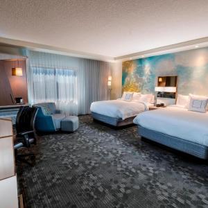 Queen Room with Two Queen Beds and Roll-In Shower - Mobility Access
