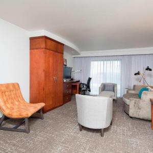 One-Bedroom King Suite with Living Room, Sofa Bed and Bathtub - Mobility Access/Hearing Accessible