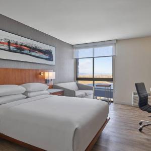 Queen Room with Roll-in Shower - Mobility Accessible