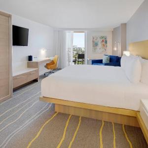 King Room with Balcony and Adapted Tub - Mobility Accessible