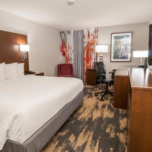 King Room with Roll-In Shower - Mobility Access/Hearing Accessible