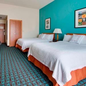 Queen Room with Two Queen Beds and Roll-In Shower - Mobility Access/Hearing Accessible
