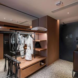King Room with Roll-In Shower - Mobility/Hearing Accessible