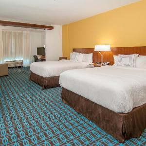 Queen Suite with Two Queen Beds and Sofa Bed - Hearing Accessible