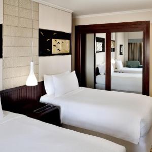 Superior Guest room with Two Twin Beds and City view