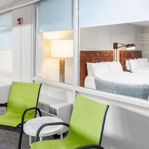Queen Room with Two Queen Beds, Pool View and Poolside Access