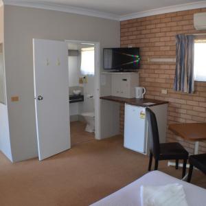 Pet Friendly - Family Room 