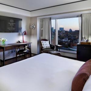 Grand Deluxe King Room with City View and Adapted Tub - Mobility and Hearing Accessible/Upper Floor