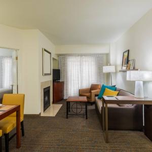Two-Bedroom Suite with Fireplace – Hearing Accessible