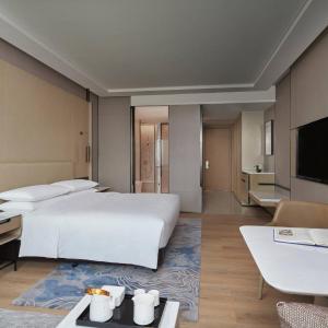 Executive King Room with Lake View - M Club Lounge Access
