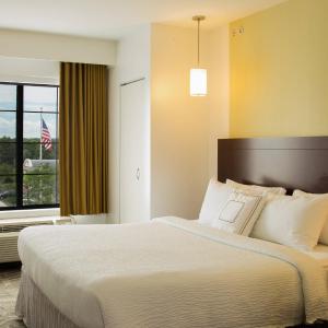 King Suite with Bathtub and Trundle Sofa - Mobility Access