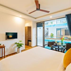 Deluxe Queen Room with Pool View