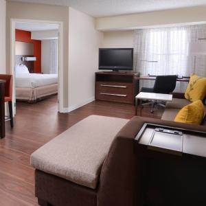 One-Bedroom Queen Suite with Sofa Bed and Adapted Tub - Mobility and Hearing Accessible
