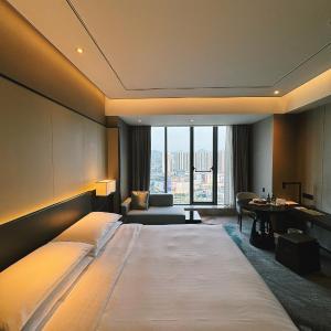 Executive Level Guest Room with King Bed