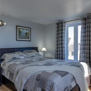 Queen Room with Shared Bathroom