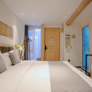 Queen Room with Garden View