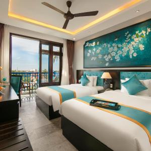 Triple Premium Garden View & Balcony