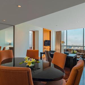 Ambassador Suite, Club Lounge Access, Vise Presidential Suite, 1 King and 2 Queen, High Floor