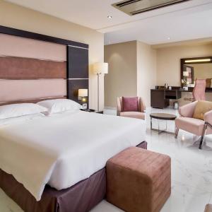 1 Bedroom Suite, 1 King, City view, Balcony