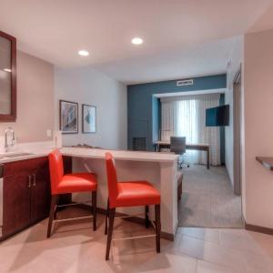 1 Bedroom Suite with 1 King Bed, Sofa Bed & Kitchen