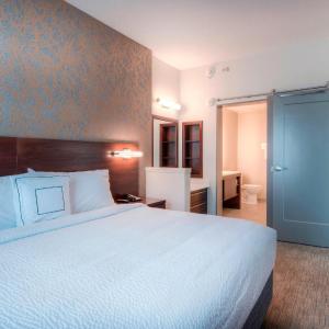 1 Bedroom Larger Suite, 1 King, Sofa bed, Corner room