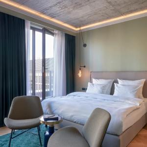Select Balcony, Guest room, 1 King, City view, Balcony