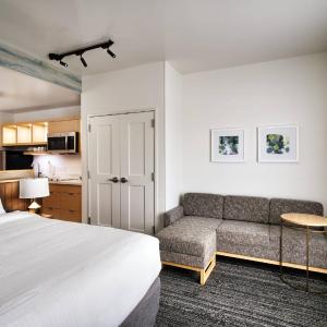 Studio, 1 King, Sofa bed, Mountain view, High floor (Hearing Accessible)