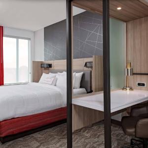 King Suite with Bathtub and Trundle Sofa - Mobility Access
