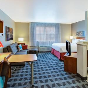 Queen Studio with Sofa Bed - Hearing Accessible