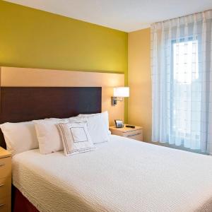 One-Bedroom Queen Suite