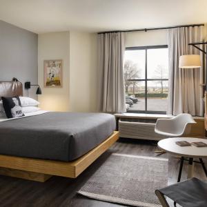 King Room with Roll-In Shower - Mobility Accessible