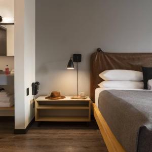 King Room with Transfer Shower - Mobility Access