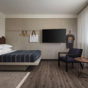 King Suite with Bathtub and Transfer Shower - Mobility Access