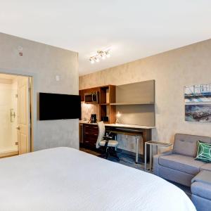 King Studio with Sofa Bed and Adapted Tub - Mobility and Hearing Accessible