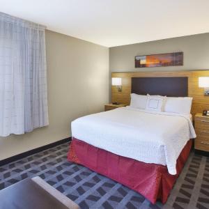 1 Queen Bed