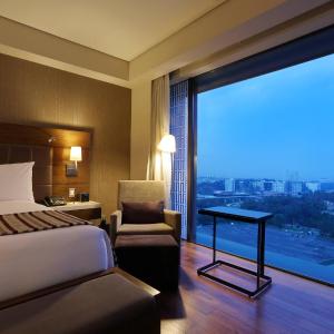 Executive level Guest room, 1 King Bed, City view 