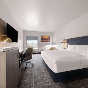 King Room with Bath Tub - Mobility/Hearing Accessible - Non-Smoking