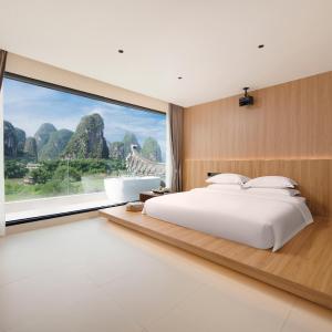 River View Balcony Bathtub King Room
