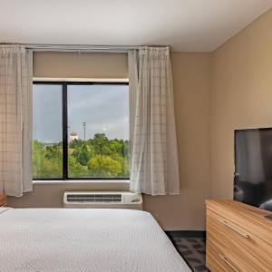 One-Bedroom Queen Suite with Sofa Bed - Mobility and Hearing Accessible with Tub