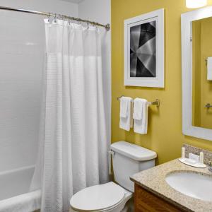 Queen Studio with Sofa Bed and Adapted Tub - Mobility and Hearing Accessible