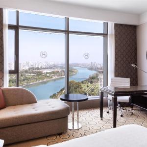 Club Room, Club lounge access, Guest room, 1 King,River view