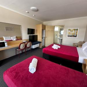 Queen and Single (upstairs)