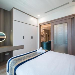 One-Bedroom Apartment with City View