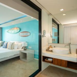 Deluxe King Room with Sea View - Non-Smoking