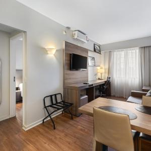 One-Bedroom Queen Suite