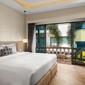Deluxe Room with Pool View - No Elevator